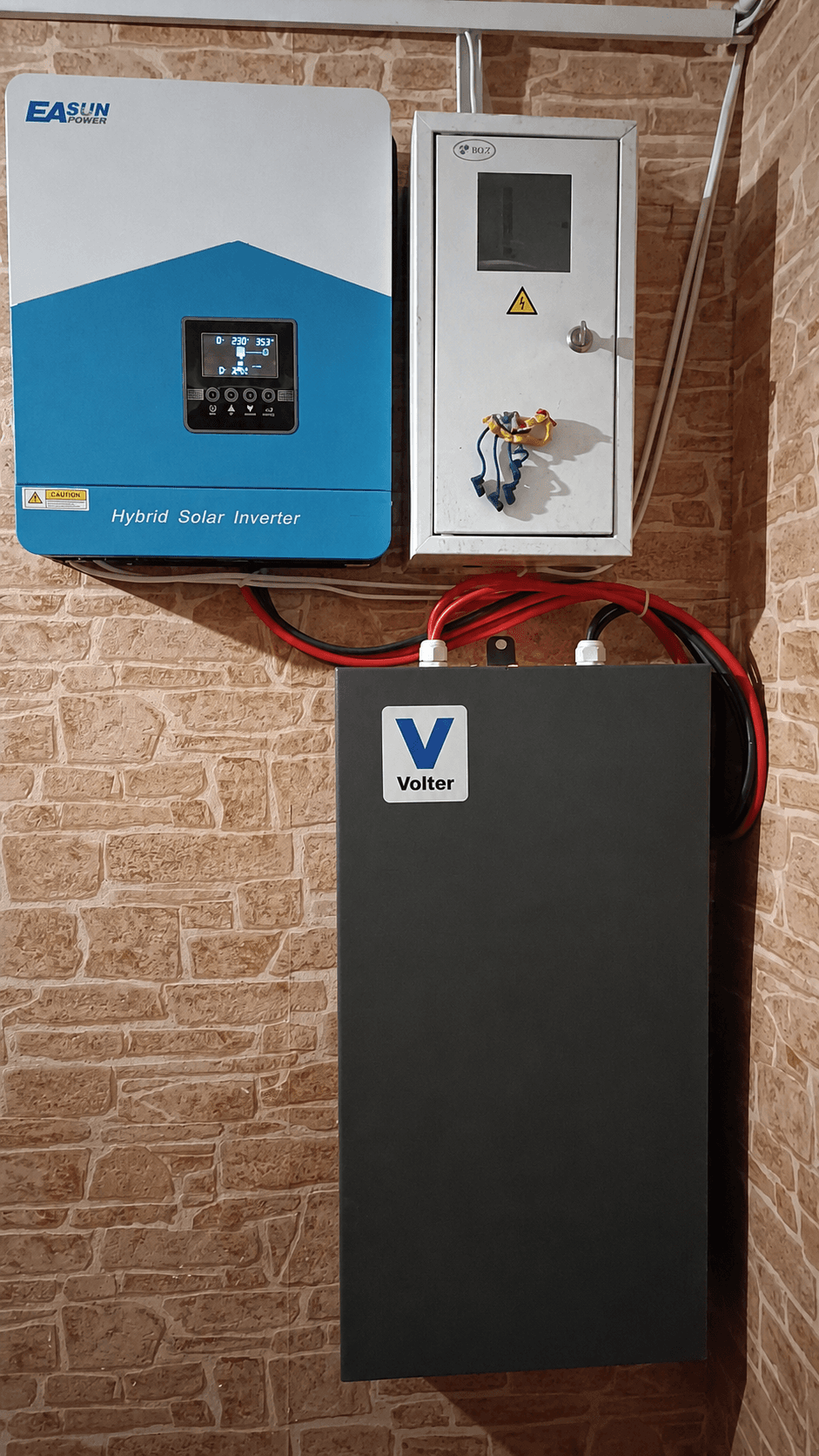 Комплект EASUN Power та літій-іонна батарея на стіні